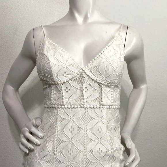 Saints + Secrets White V-Neck Sleeveless Lace Asymmetrical Midi Dress Size S - Picture 2 of 9